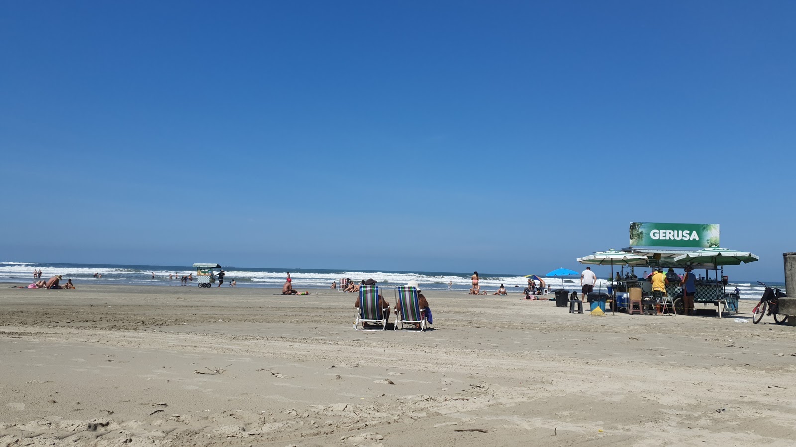 Foto di Spiaggia del Balneário Maracanã con una superficie del sabbia beige