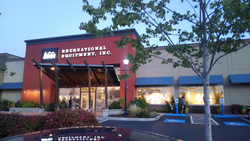 Camping Store «REI», reviews and photos, 735 NW Gilman Blvd, Issaquah, WA 98027, USA