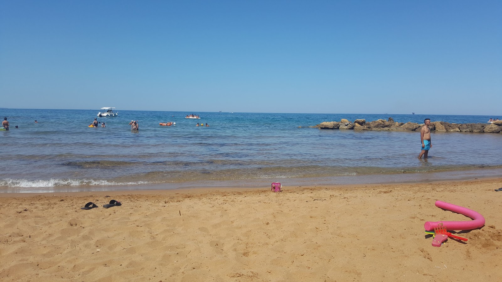 Φωτογραφία του Spiaggia di Via Makalla με ευρύχωρη ακτή