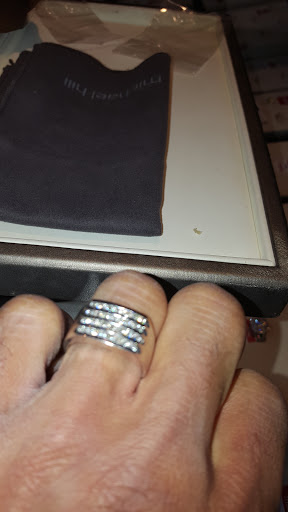Jewelry Store «Michael Hill Jewelers Oakbrook», reviews and photos, 100 Oakbrook Center, Oak Brook, IL 60523, USA