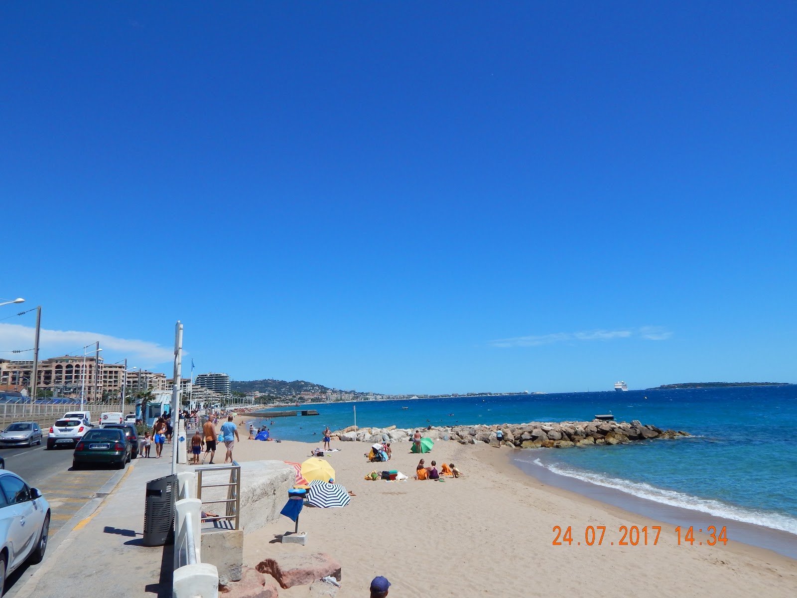 Foto von Midi Surveillee beach mit viele lange buchten