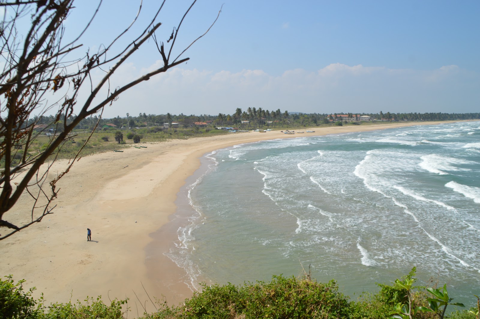 Photo de Kuchchaveli beach II avec l'eau cristalline de surface