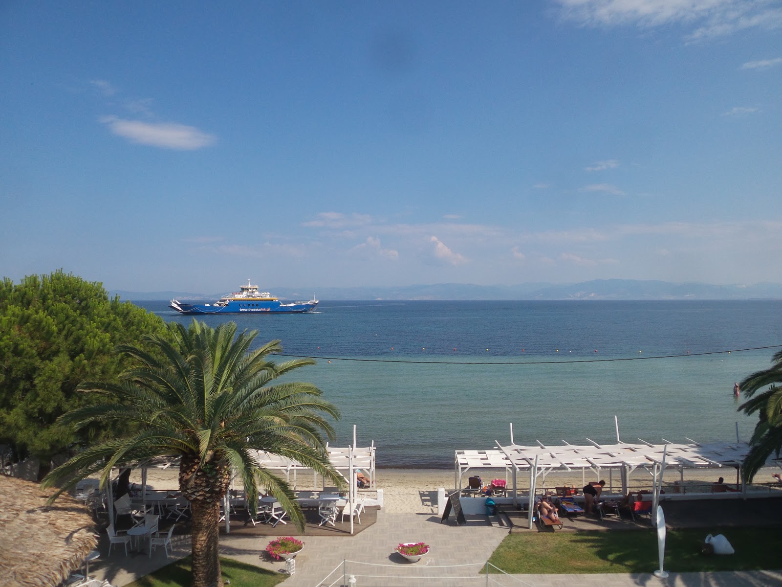 Foto von Skala Prinos beach teilweise hotelbereich