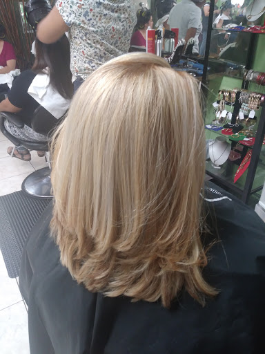 Beauty Salon «Arelis Beauty Salon Dominican Blowout Starting @$30», reviews and photos, 9318 E Colonial Dr, Orlando, FL 32817, USA