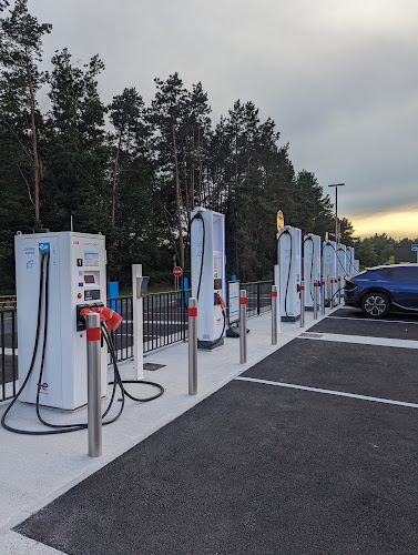 Borne de recharge de véhicules électriques TotalEnergies Charging Station Orléat