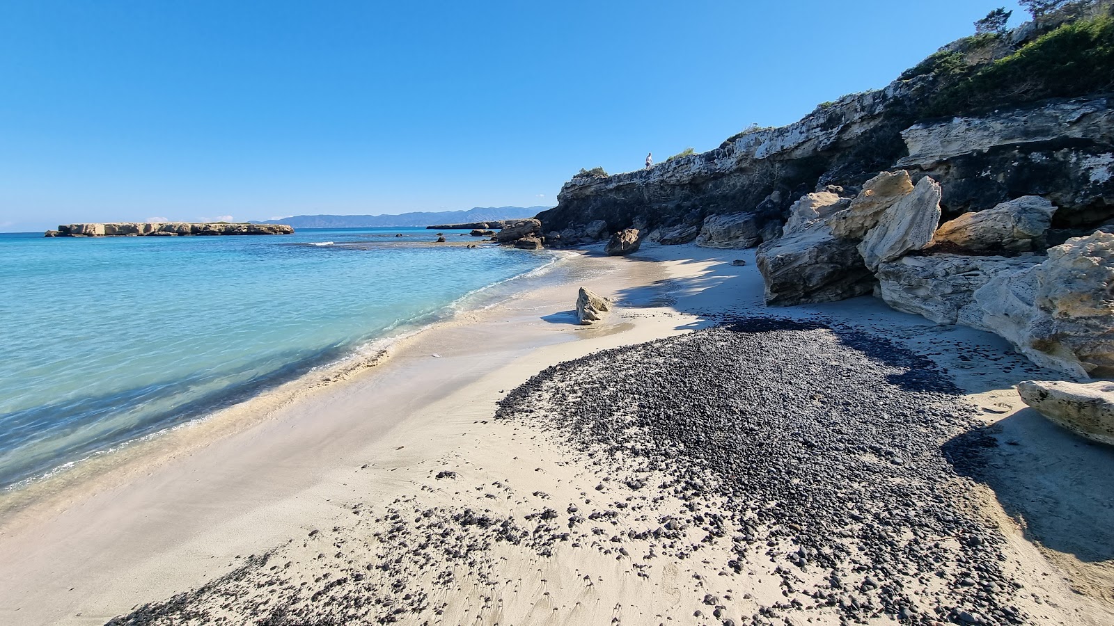 Φωτογραφία του Παραλία Μπλε Λαγούνα περιτριγυρισμένο από βουνά