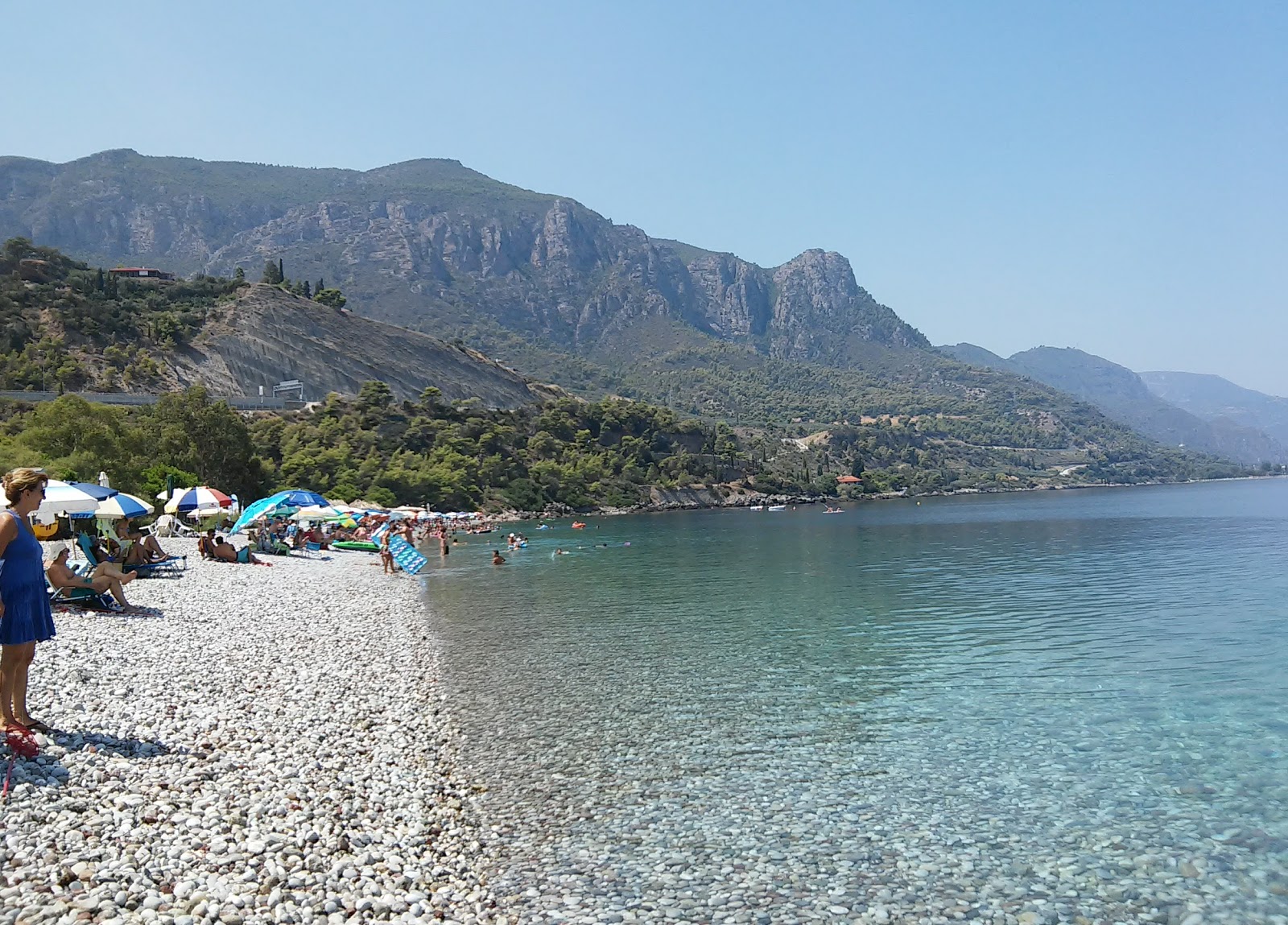 Photo de Paralia Pounta protégé par des falaises