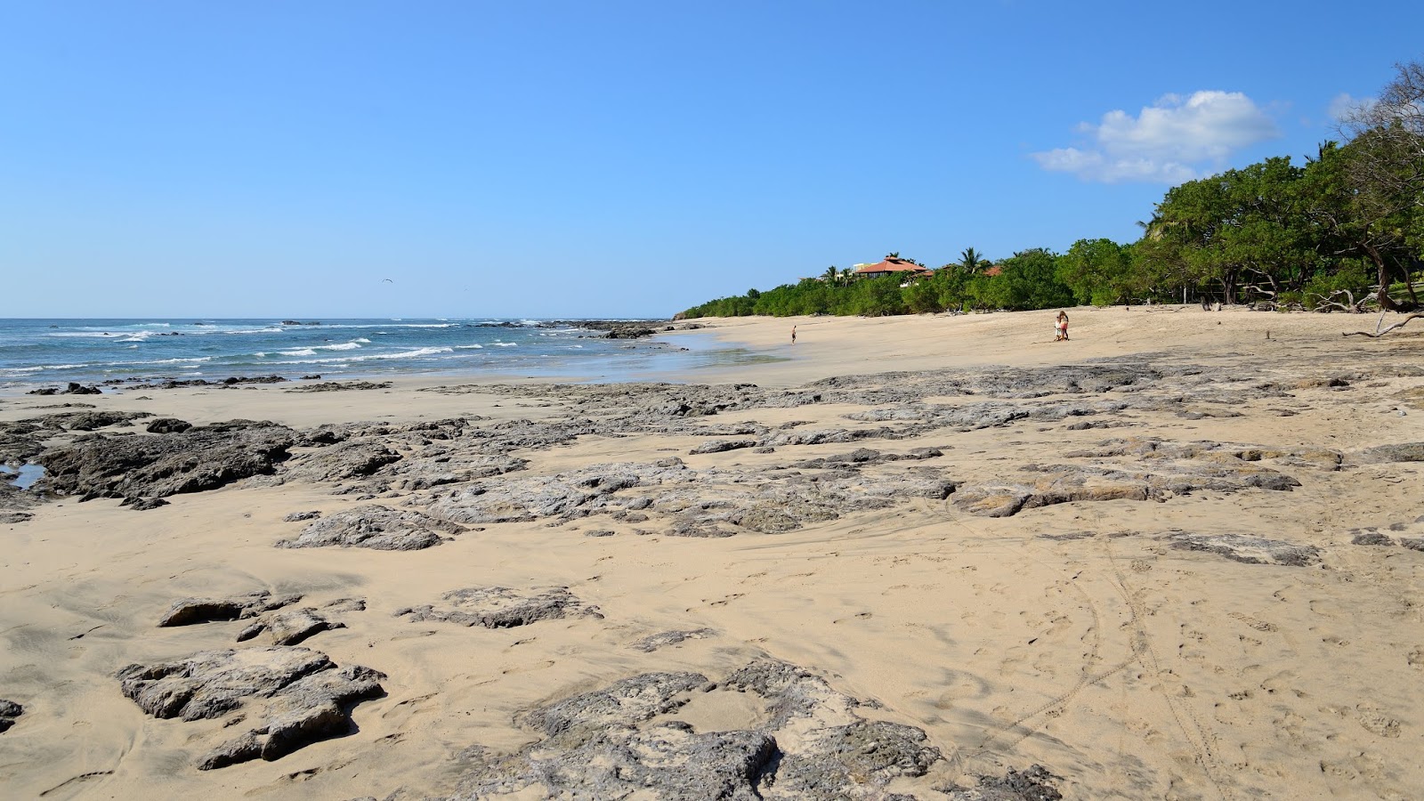 Foto van Zwart Strand met recht en lang