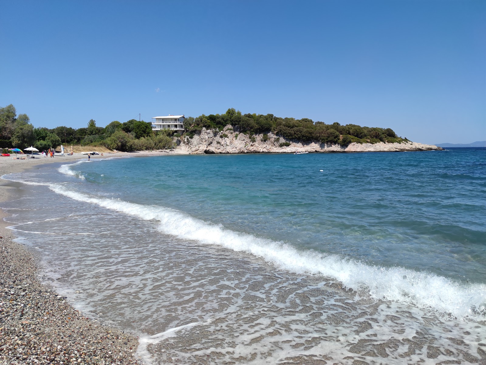 Foto di Myrokhorafo Beach con una superficie del piccoli ciottoli grigi