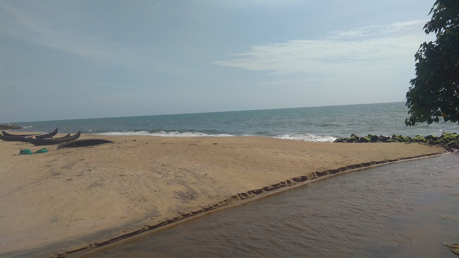 Φωτογραφία του Puthiya Beach και η εγκατάσταση