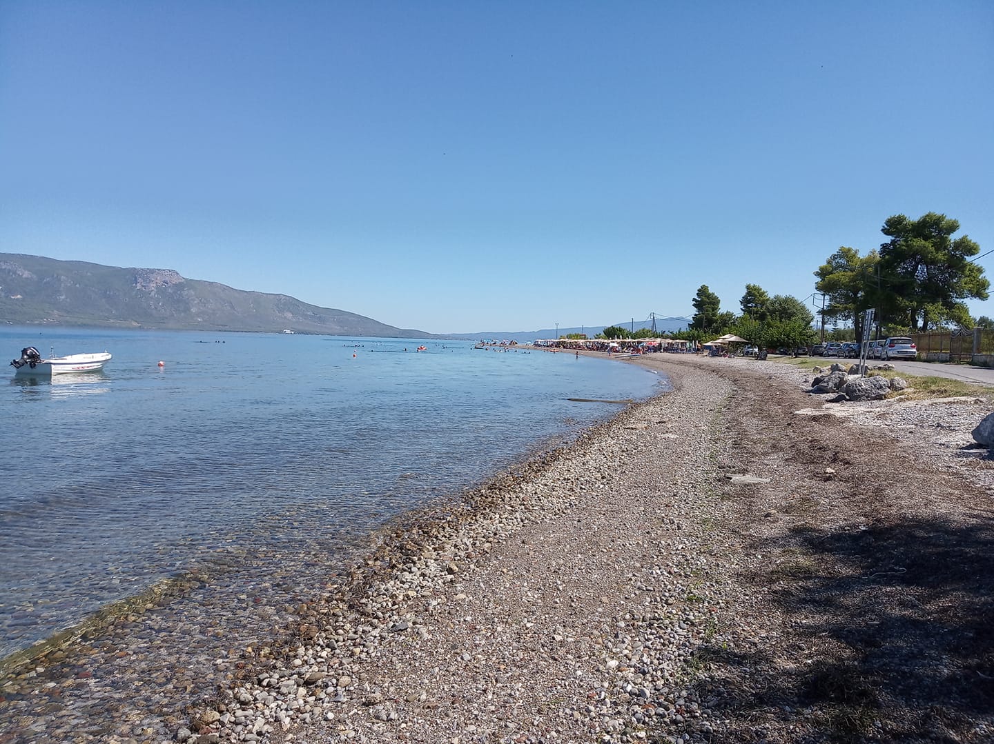 Foto von Kalamos beach mit schwarzer sand&kies Oberfläche