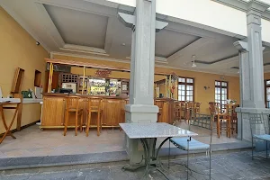 Le Courtyard Restaurant image