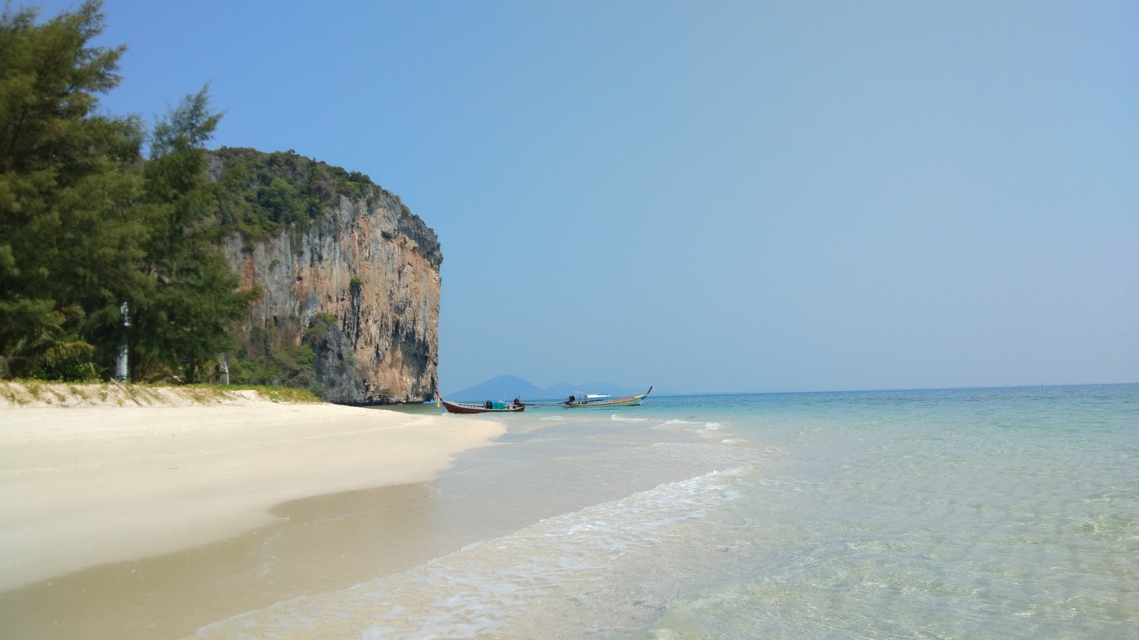 Foto van Koh Lao Liang Beach gelegen in een natuurlijk gebied