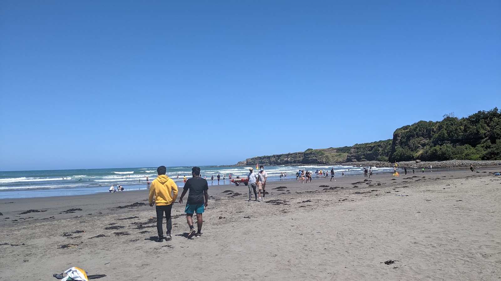 Foto de Opunake Beach com areia cinza superfície