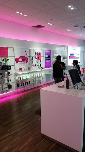 Cell Phone Store «T-Mobile», reviews and photos, 2501 W Airport Fwy #100, Irving, TX 75062, USA