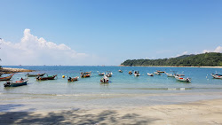Teluk Kalong Beach'in fotoğrafı ve yerleşim