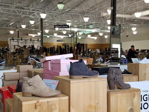 Shoe Store «DSW Designer Shoe Warehouse», reviews and photos, 2155 22nd St, Oak Brook, IL 60523, USA