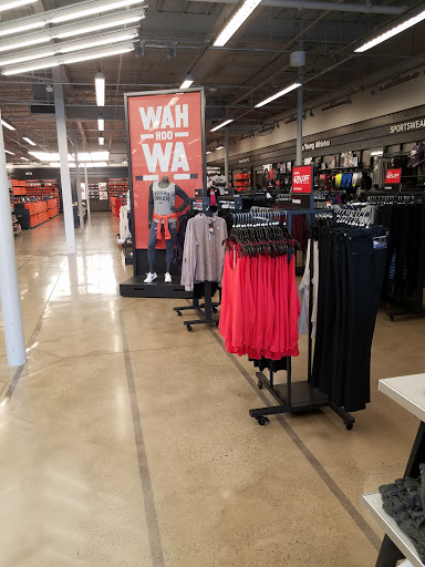 Shopping Mall «Barracks Rd Shopping Center», reviews and photos, 1117 Emmet St N, Charlottesville, VA 22903, USA