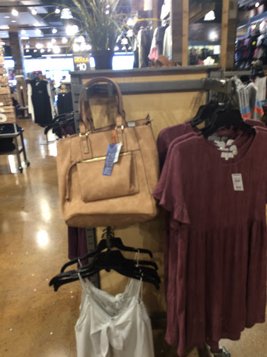 Clothing Store «Tillys», reviews and photos, 343 N Alafaya Trail, Orlando, FL 32828, USA