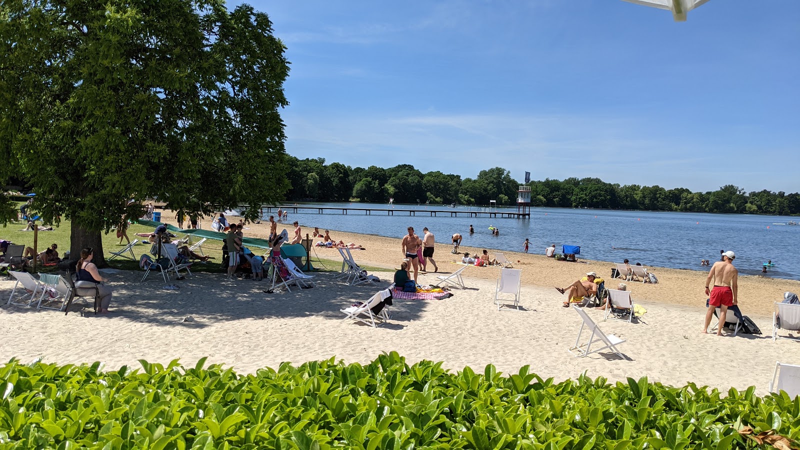 Foto van Strandbad Maschsee met helder zand oppervlakte