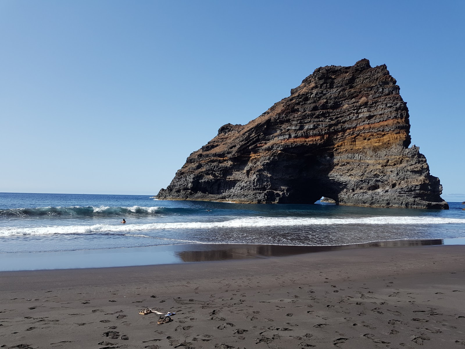 Photo de Playa de Bujaren avec l'eau cristalline de surface