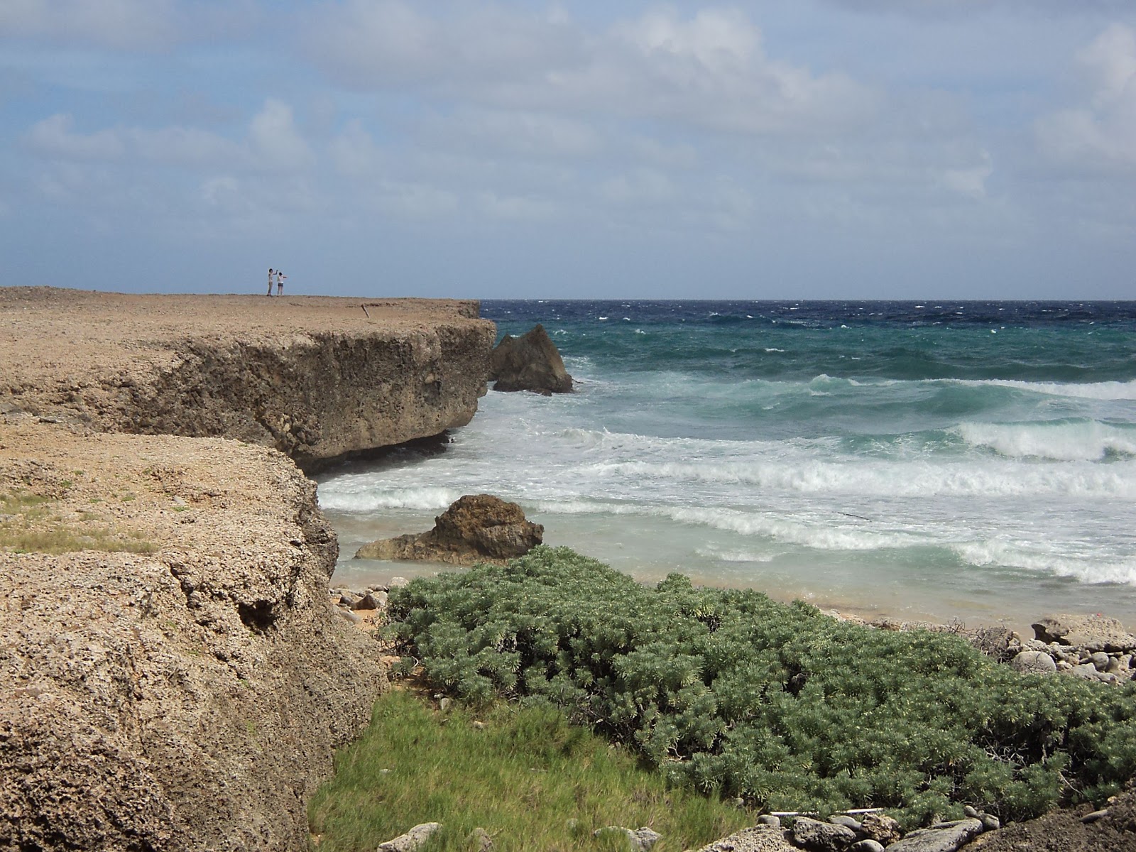 Foto de Matividiri beach com areia clara e rochas superfície