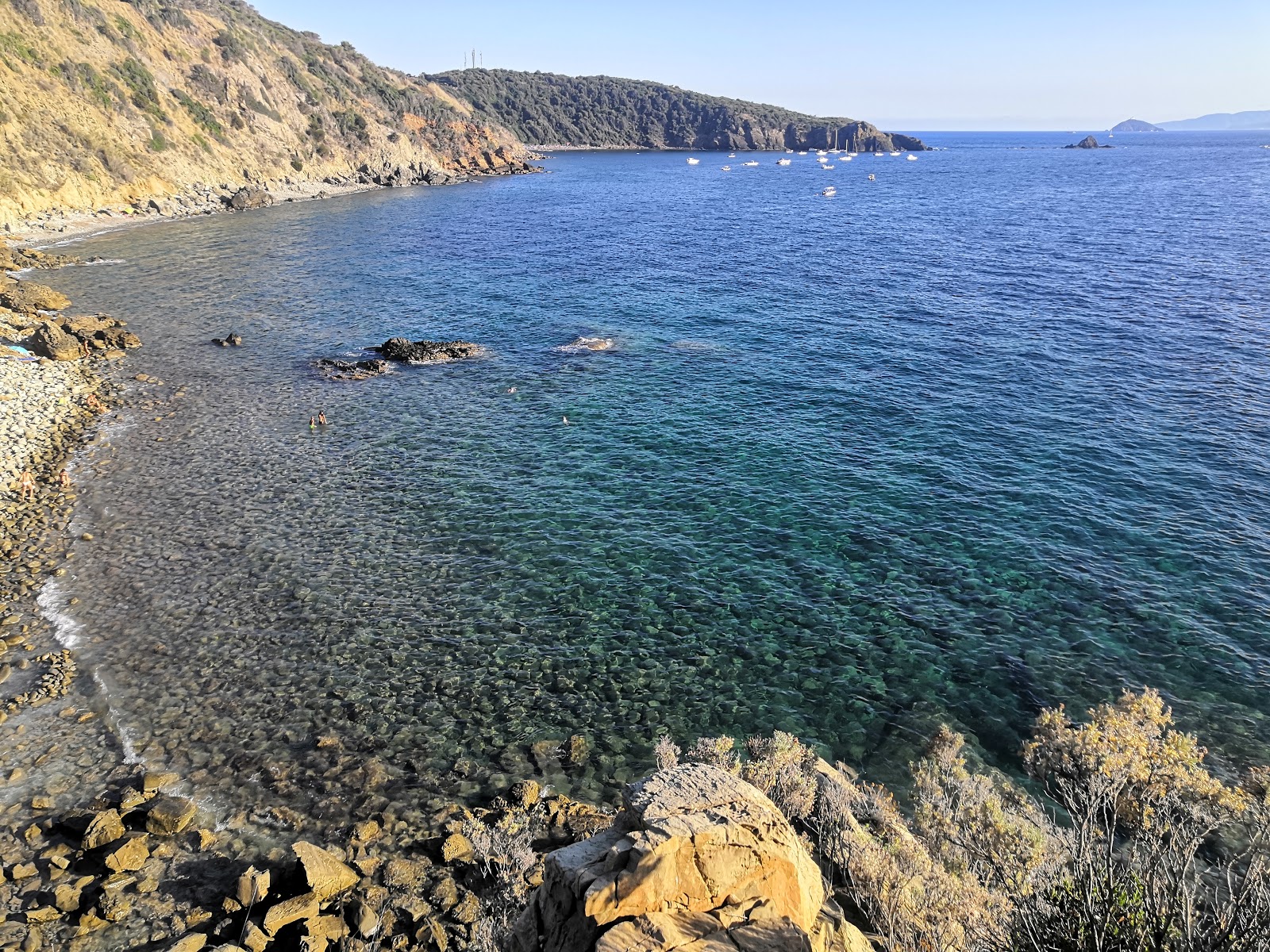 Spiaggia Cava'in fotoğrafı geniş bir kıyı şeridi ile birlikte