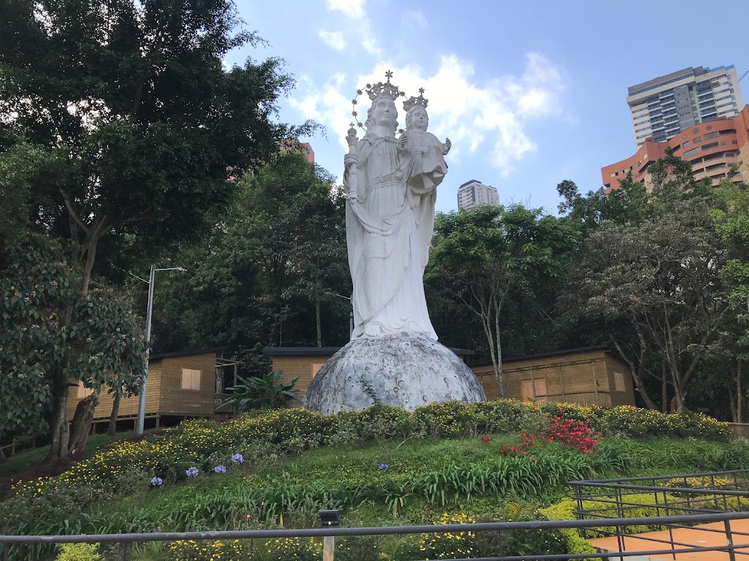 Escultura María Auxiliadora