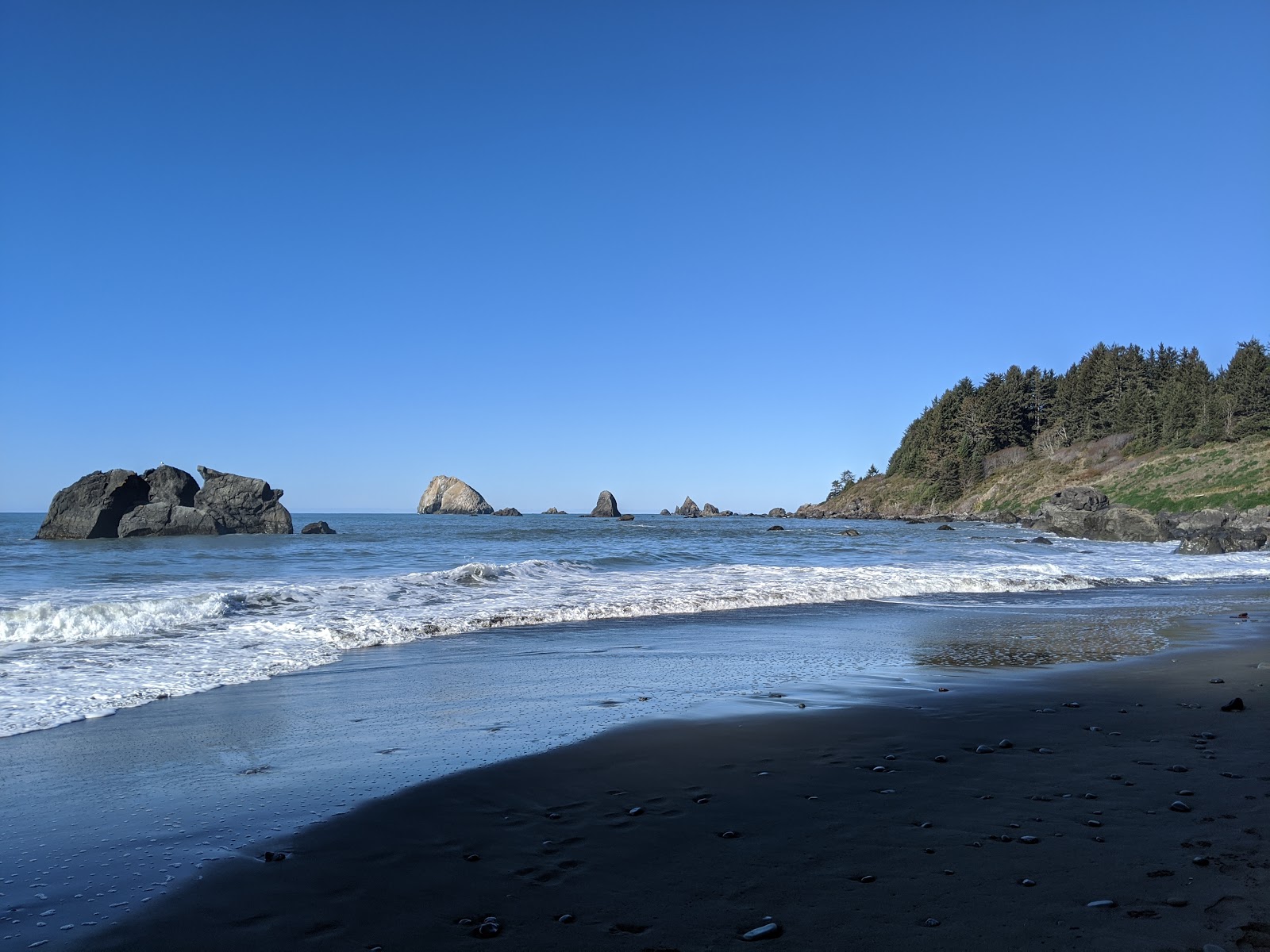 Hidden Beach的照片 带有灰色沙和岩石表面