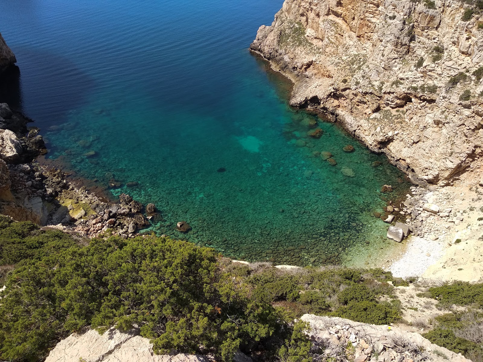 Zdjęcie Cala d'Inferno z powierzchnią teren skalisty
