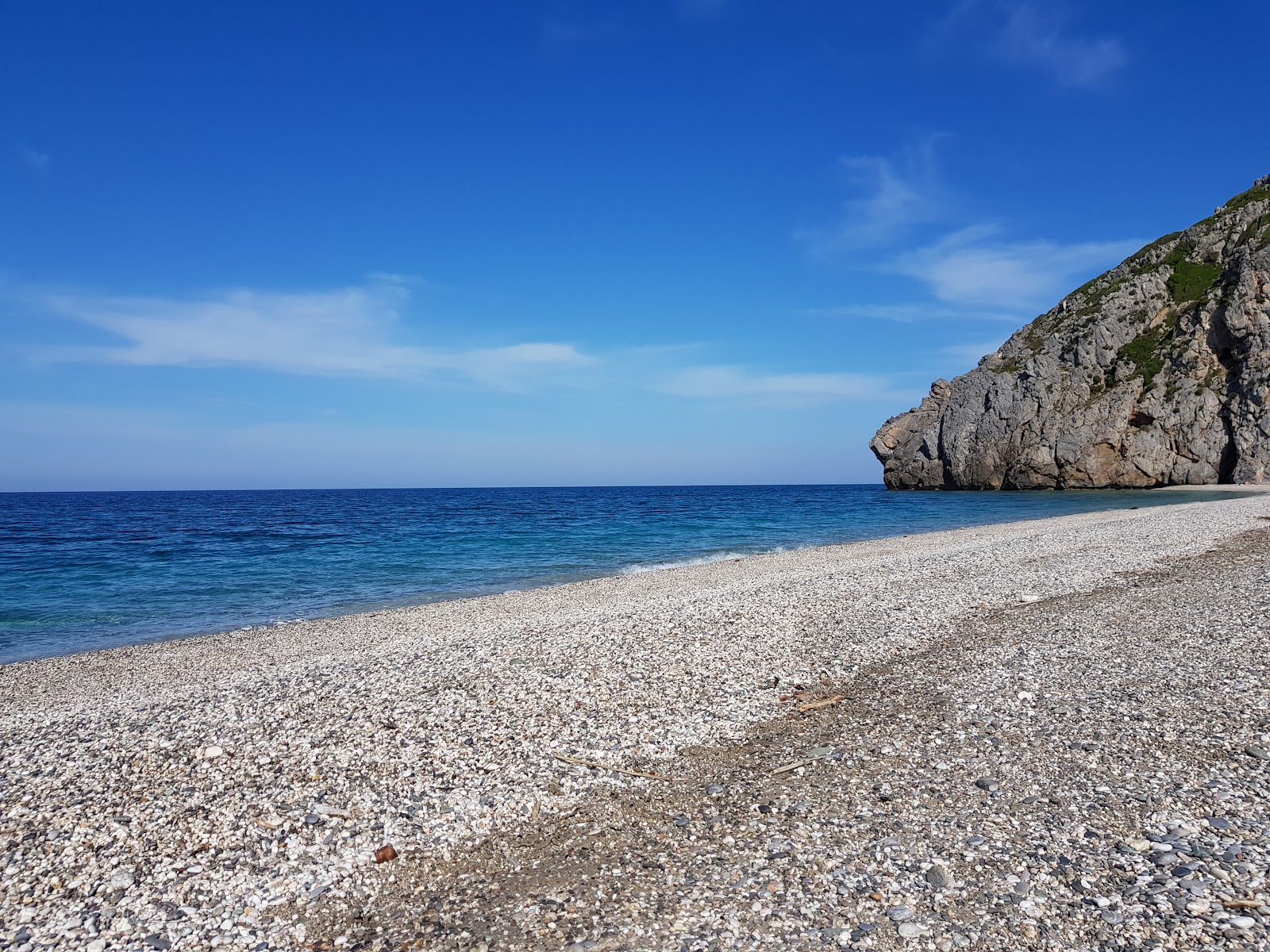 Foto di Agios Merkourios Beach sorretto da scogliere