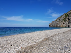 Foto di Agios Merkourios Beach sorretto da scogliere