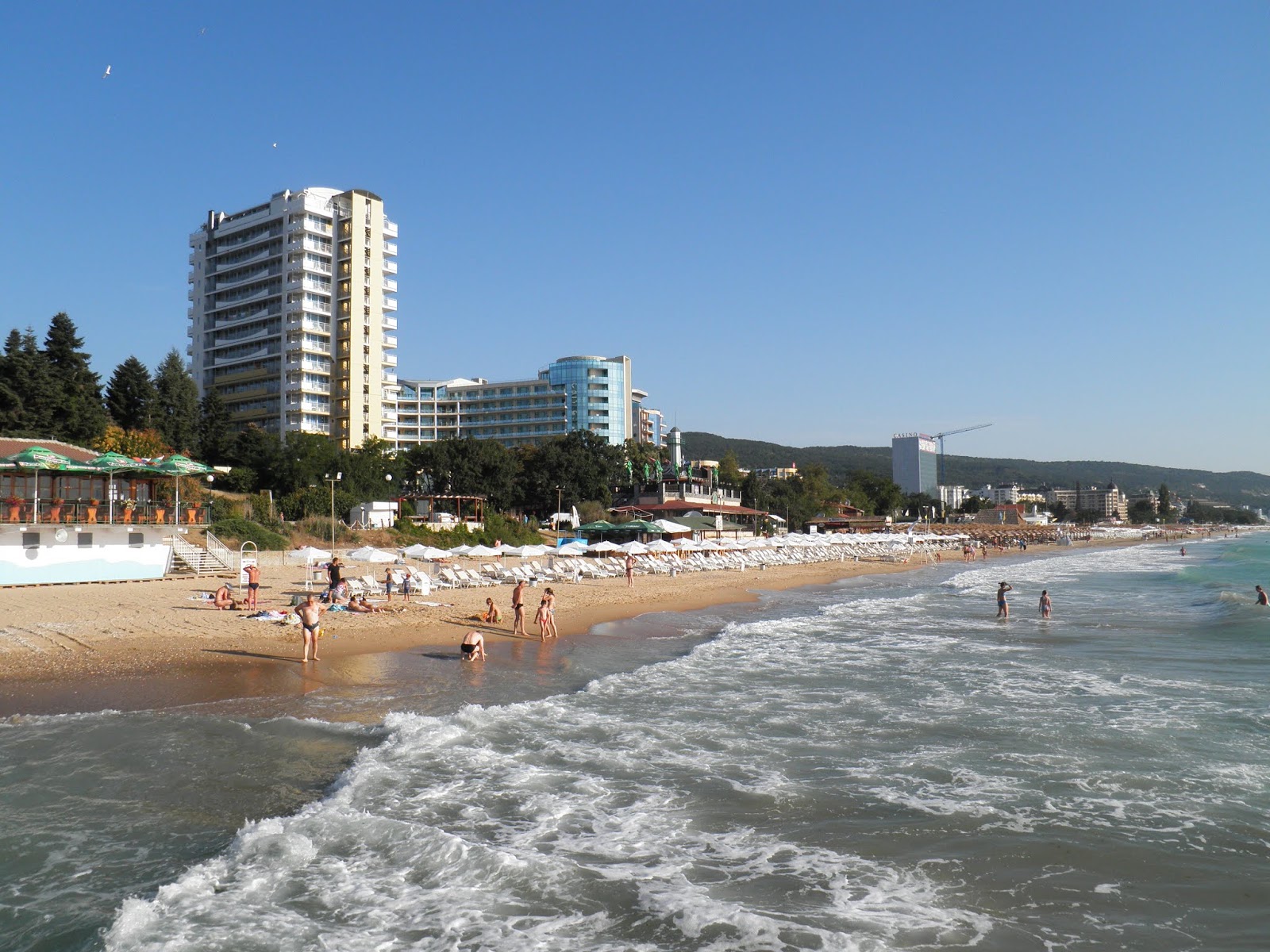 Foto von Riviera beach mit türkisfarbenes wasser Oberfläche