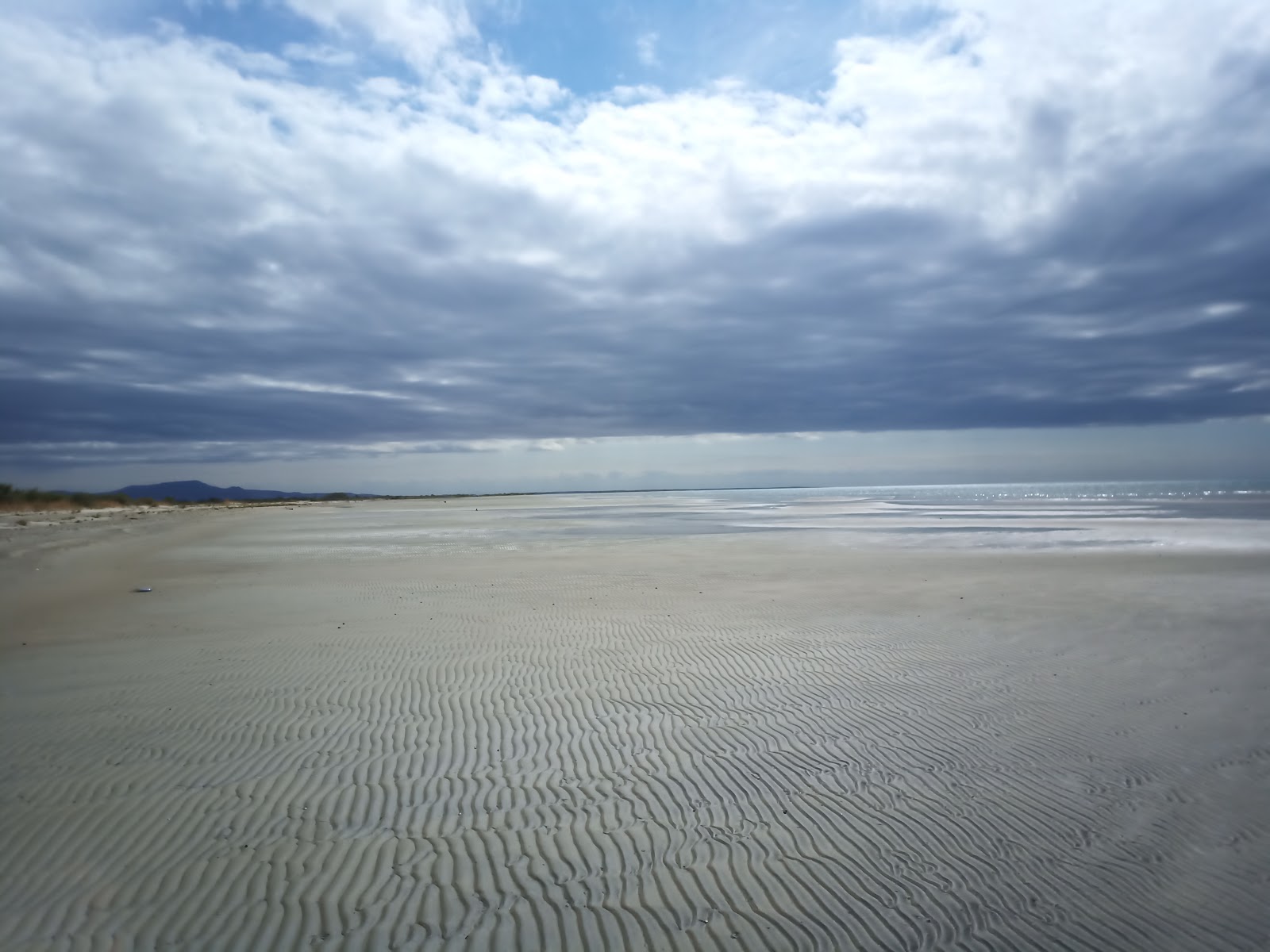 Foto de Delta Evrosa beach con agua turquesa superficie