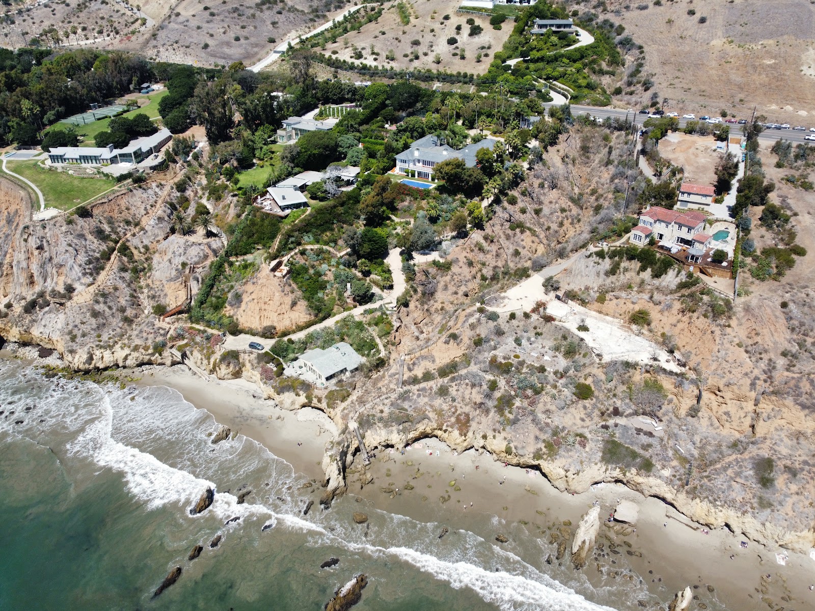 Foto von El Matador Beach von Klippen umgeben