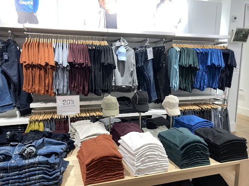 Clothing Store «Gap», reviews and photos, 3416 N Southport Ave, Chicago, IL 60657, USA