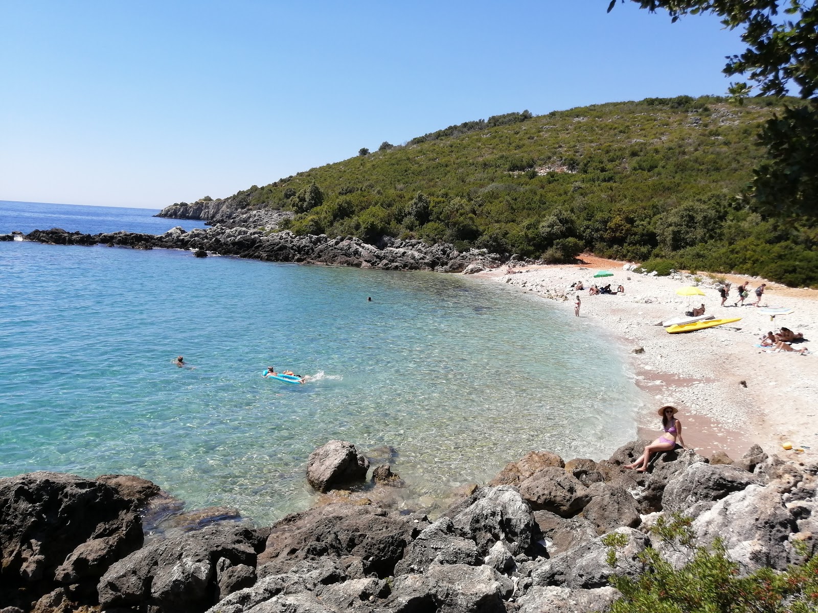 Foto di Akuarium beach con una superficie del ciottoli beige