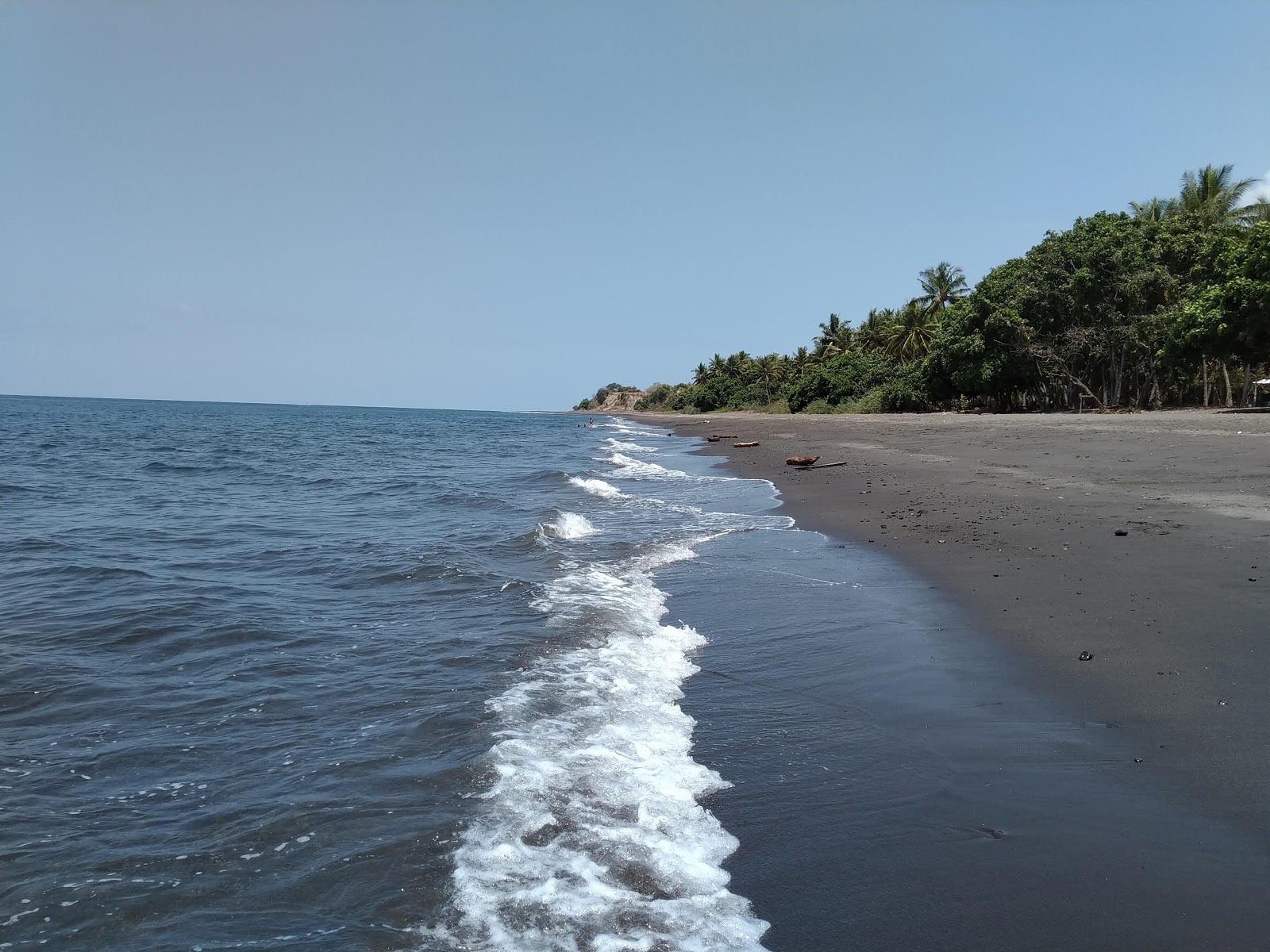 Zdjęcie Beraringan beach z powierzchnią brązowy piasek