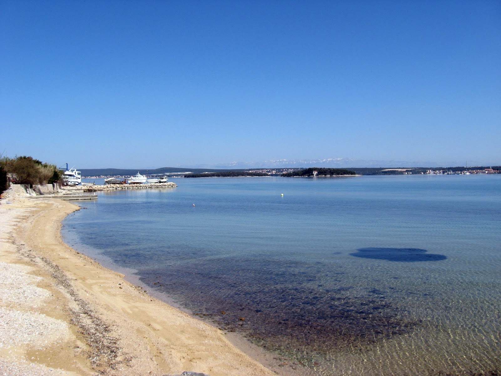 Photo de Plaza Plazine avec sable brun de surface