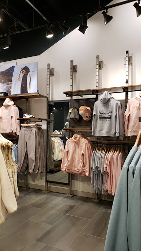 Clothing Store «The North Face», reviews and photos, 1 Garden State Plaza Blvd, Paramus, NJ 07652, USA