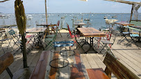 Atmosphère du Bar-restaurant à huîtres Emile et une huître à Lège-Cap-Ferret - n°14