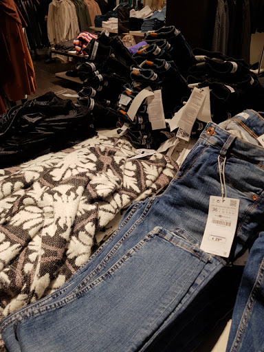 Stores to buy women's baggy pants Milan