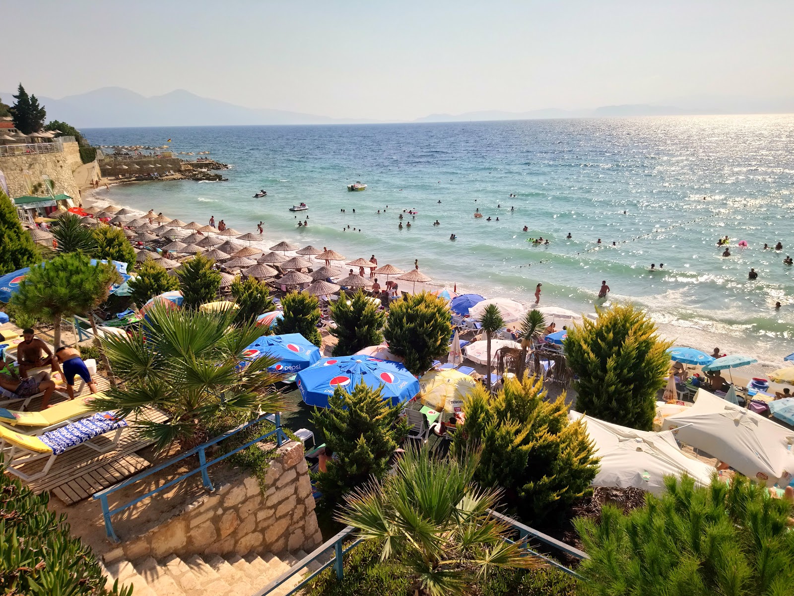 Φωτογραφία του Πράσινη παραλία με επίπεδο καθαριότητας αρκετά καθαρό