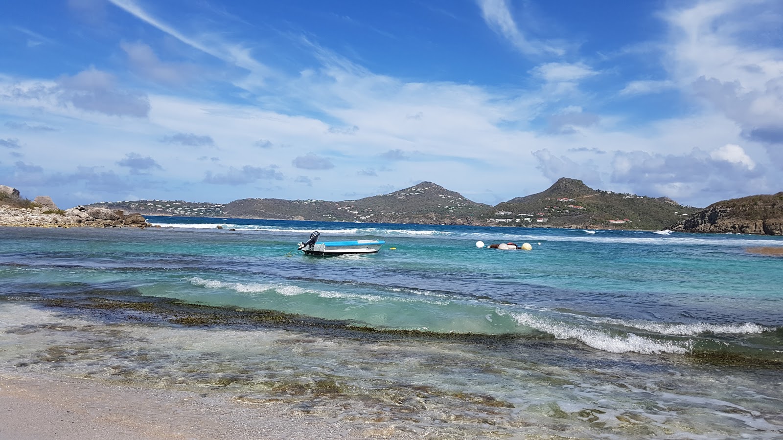 Foto de Anse des Cayes con arena brillante y rocas superficie