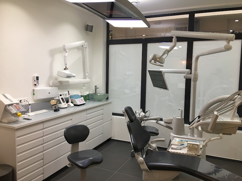 Dr MAMANE et Associés - Dentistes Clichy - Urgence - Orthodontie - Implants - Pédodontie à Clichy