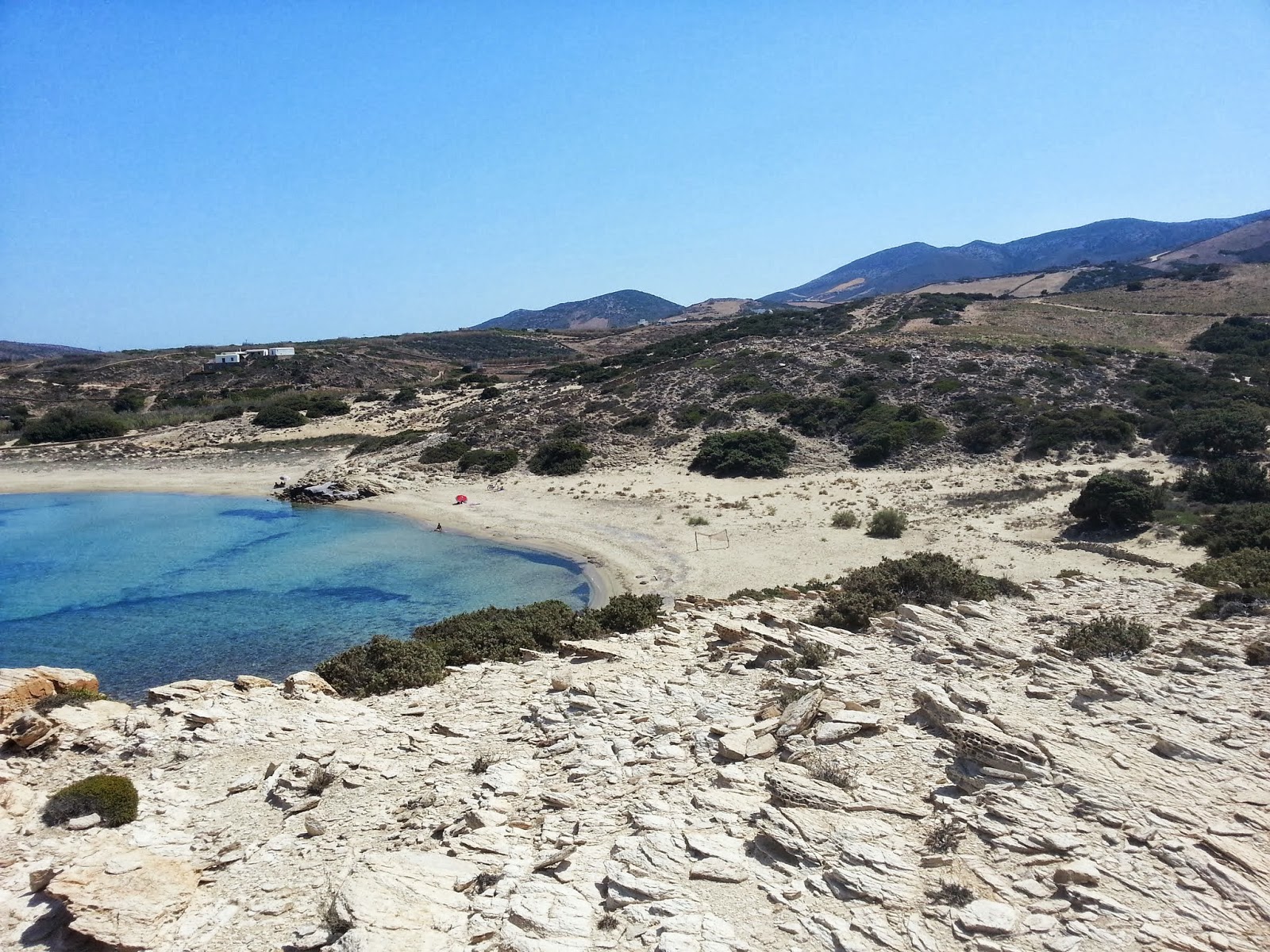 Livadia beach'in fotoğrafı kahverengi kum yüzey ile
