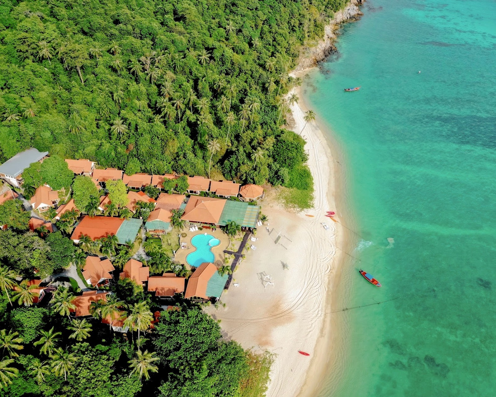 Foto von Koh Adang Resort Beach umgeben von Bergen