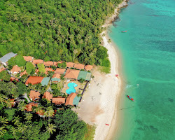 Foto von Koh Adang Resort Beach umgeben von Bergen