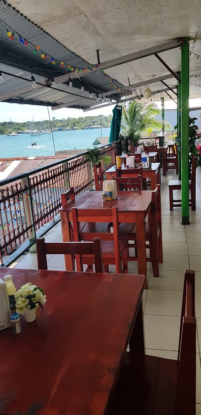 Restaurant Tom - 8QR5+PVP, C. 6a, Bocas del Toro, Panama