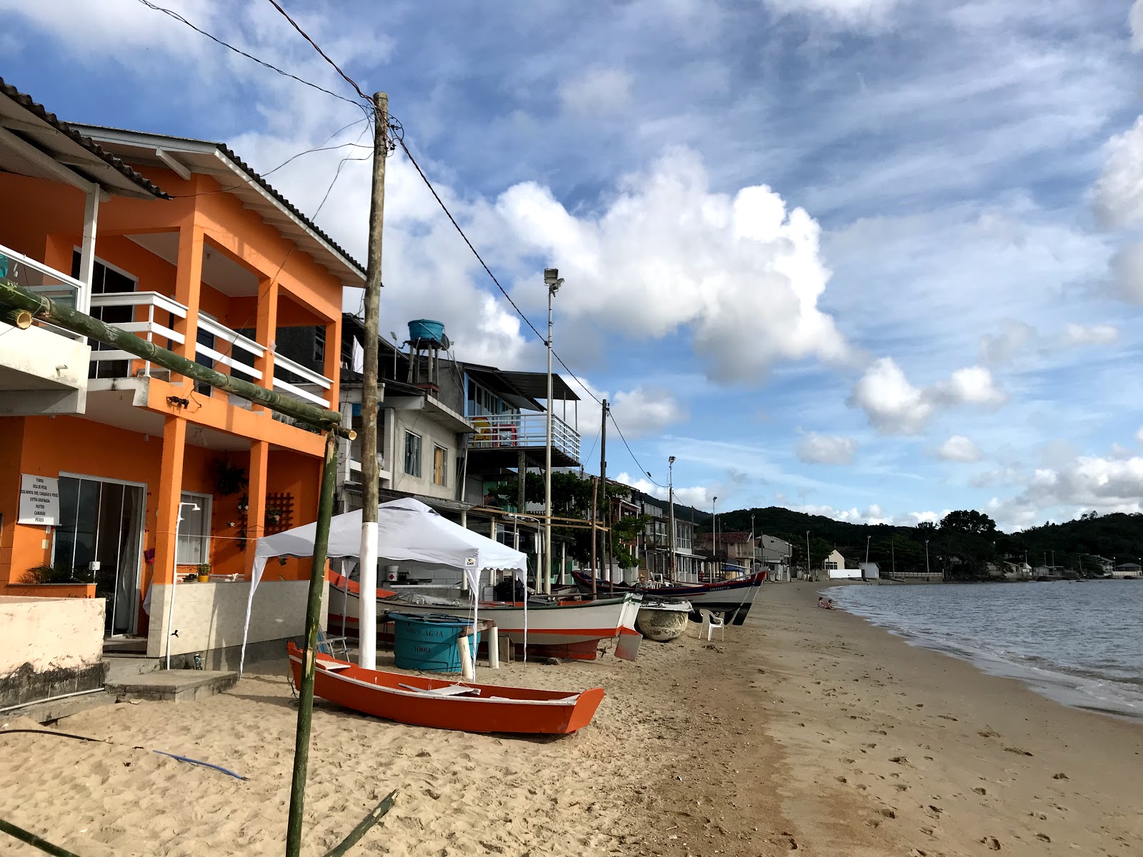 Praia de Baixo'in fotoğrafı geniş bir kıyı şeridi ile birlikte